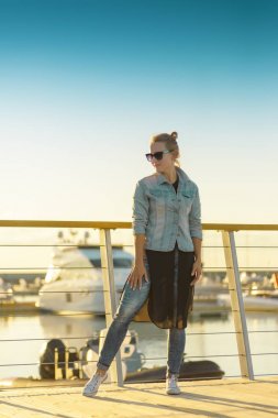 İş kadını yakınındaki yat limanındaki poz
