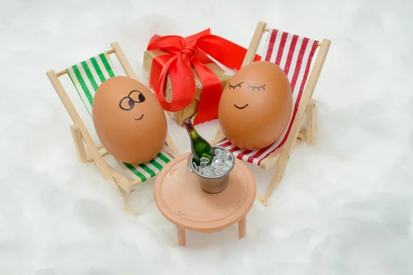 Lustige schöne Eier im Schnee mit Geschenkbox und Flasche Wein — Stockfoto