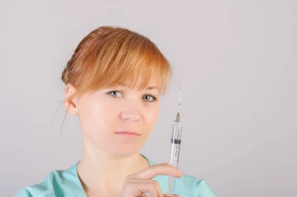 Femme médecin ou infirmière avec seringue — Photo