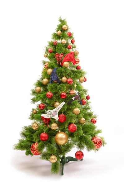 Gioioso studio girato di un albero di Natale con ornamenti colorati, isolato su bianco — Foto Stock