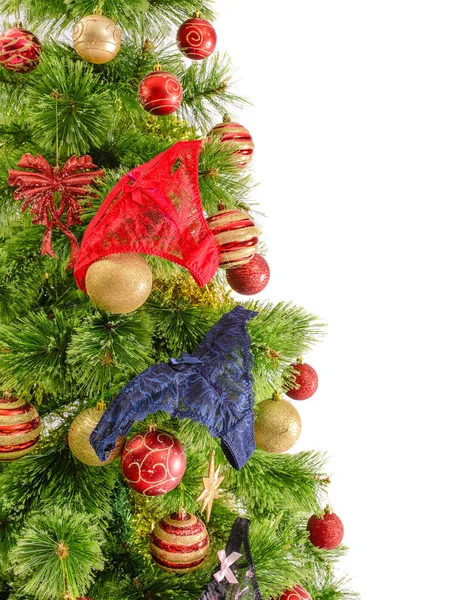 Freudige Studioaufnahme eines Weihnachtsbaums mit bunten Ornamenten, isoliert auf weiß — Stockfoto