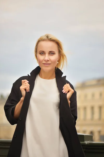 Retrato de uma bela mulher na cidade de St Pererburg — Fotografia de Stock