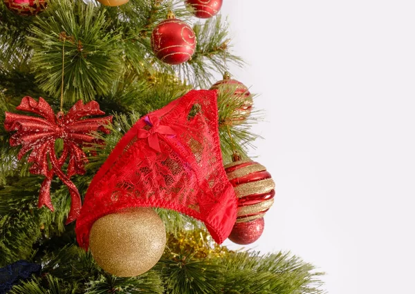 Gioioso studio girato di un albero di Natale con ornamenti colorati, isolato su bianco — Foto Stock