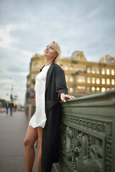 Retrato de uma bela mulher na cidade de St Pererburg — Fotografia de Stock