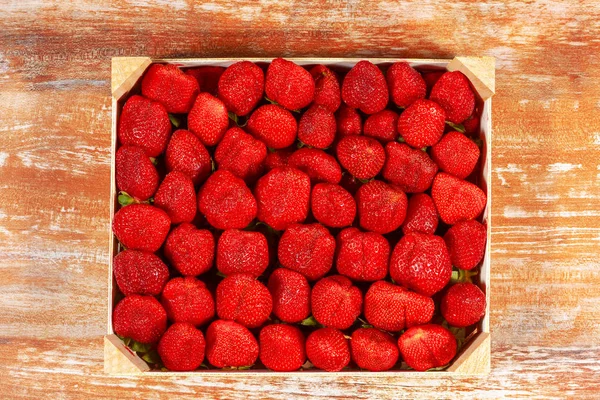 Vista superior de las sabrosas fresas españolas recién recogidas en una caja de madera — Foto de Stock