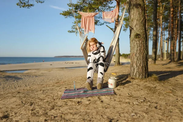 Potret seorang gadis dengan kostum sapi tidur di pantai — Stok Foto