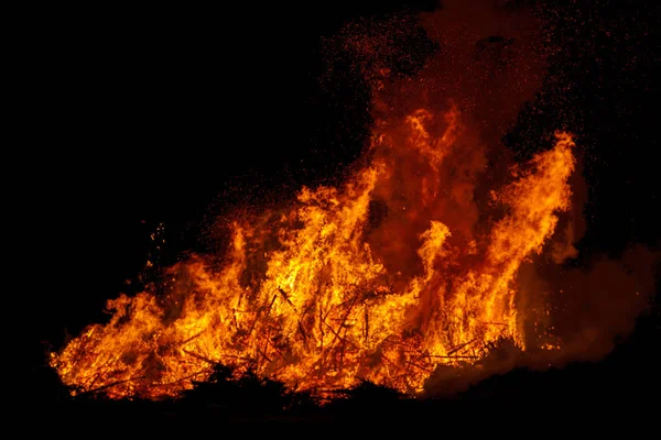 大篝火与烟雾。篝火在夜里的火焰 — 图库照片