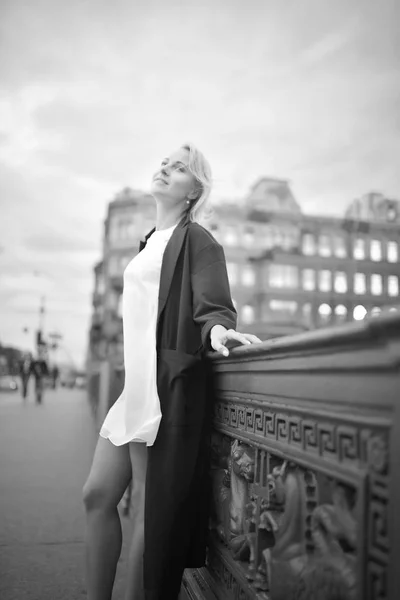 Retrato de una hermosa mujer en la ciudad de St Pererburg —  Fotos de Stock