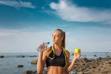 genç güzel sporcumuz içme suyu Beach teybi ölçme ile