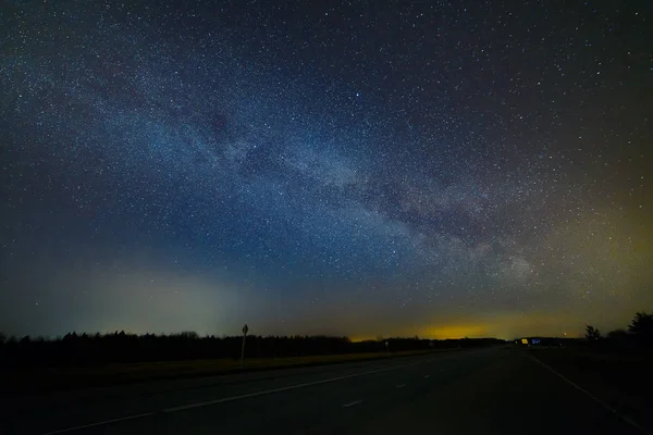 Vintergatan på vägen — Stockfoto