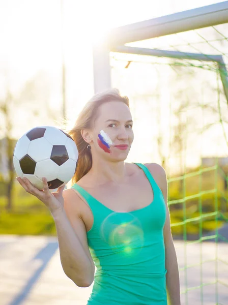 Sério futebol fã menina com a bola — Fotografia de Stock