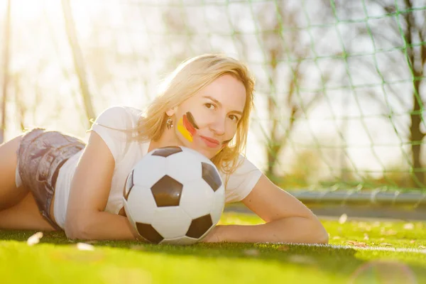 Serio ventilador de fútbol chica con la bola —  Fotos de Stock