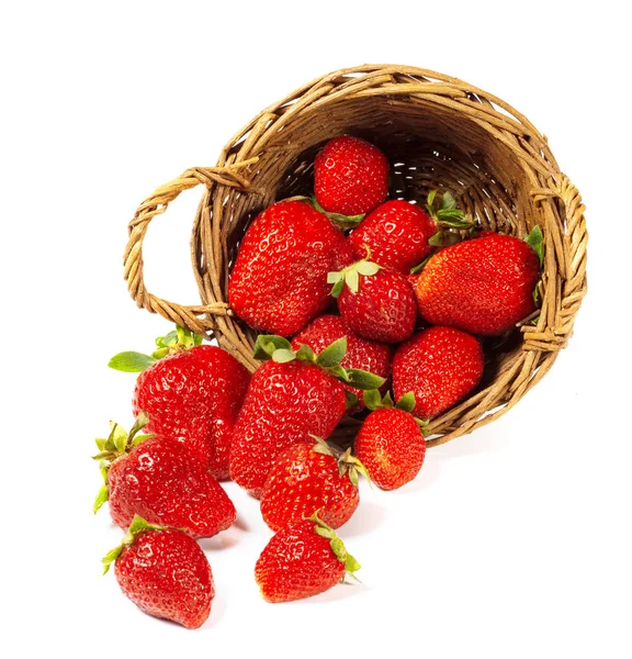 Erdbeeren und Korb isoliert auf weißem Hintergrund. — Stockfoto