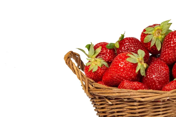 Erdbeeren und Korb isoliert auf weißem Hintergrund. — Stockfoto