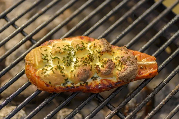 Grilled salmon steaks on the flaming. — Stock Photo, Image