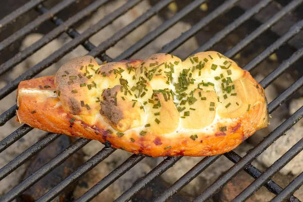 Bistecche di salmone alla griglia sul fuoco . — Foto Stock