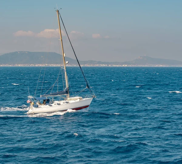 Paesaggio marino con barca a vela lo sfondo del cielo blu . — Foto Stock