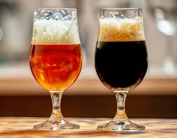 自家製ビールグラスに黒と金色のビール — ストック写真