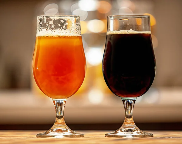 自家製ビールグラスに黒と金色のビール — ストック写真