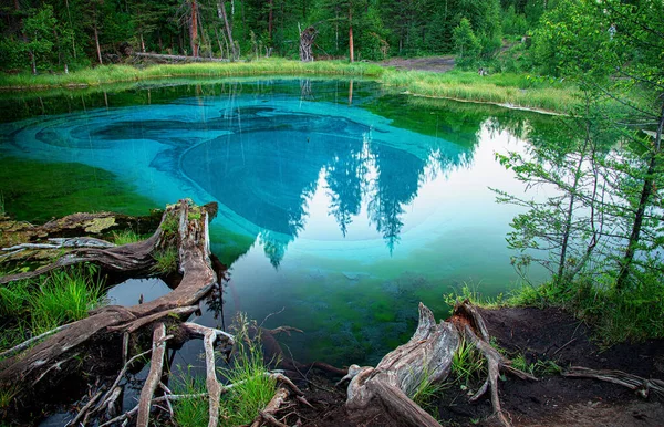 Lago azul em que fontes na cor inferior círculos azuis nas proximidades da aldeia Aktash, Altai Montanhas — Fotografia de Stock