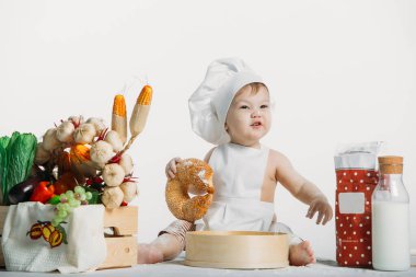 Büyük bir sepet sebzeli küçük bir çocuk.