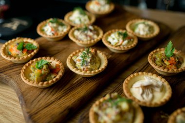 Kahverengi ahşap masadaki kekler