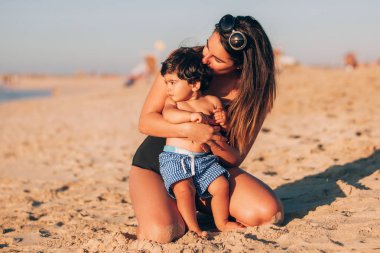 Anne ile kıyı oynamaya erkek bebek