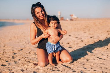 Anne ile kıyı oynamaya erkek bebek