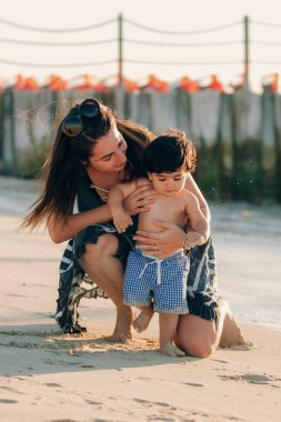 Anne ile kıyı oynamaya erkek bebek