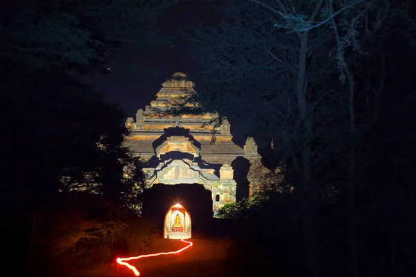 Myanmar. Tapınaklar Bagan geceleri