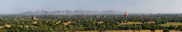 Myanmar 'da Bagan' ın üzerinde sahne gün doğumu.