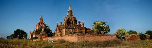 Myanmar 'da Bagan' ın üzerinde sahne gün doğumu.