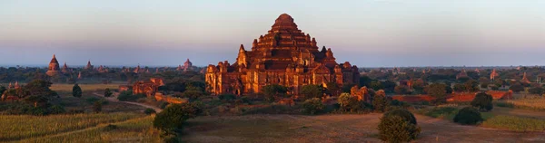 Myanmar 'da Bagan' ın üzerinde sahne gün doğumu.