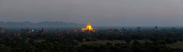 Myanmar 'da Bagan' ın üzerinde sahne gün doğumu.
