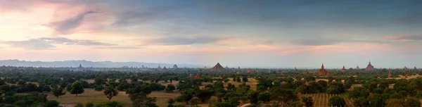 Myanmar 'da Bagan' ın üzerinde sahne gün doğumu.