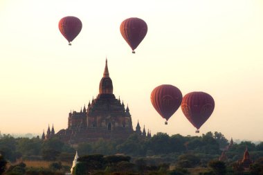 Myanmar 'da Bagan' ın üzerinde sahne gün doğumu.