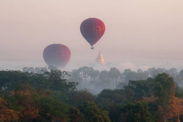 Myanmar 'da Bagan' ın üzerinde sahne gün doğumu.