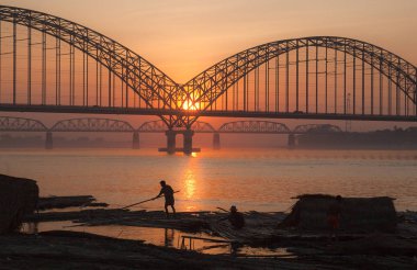 Myanmar. Günbatımı Irawadi nehrinde