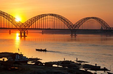 Myanmar. Günbatımı Irawadi nehrinde