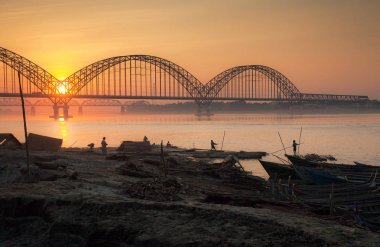 Myanmar. Günbatımı Irawadi nehrinde