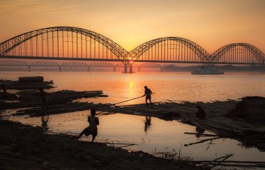 Myanmar. Günbatımı Irawadi nehrinde