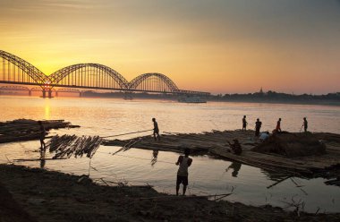Myanmar. Günbatımı Irawadi nehrinde