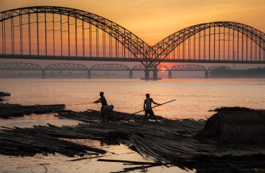 Myanmar. Günbatımı Irawadi nehrinde