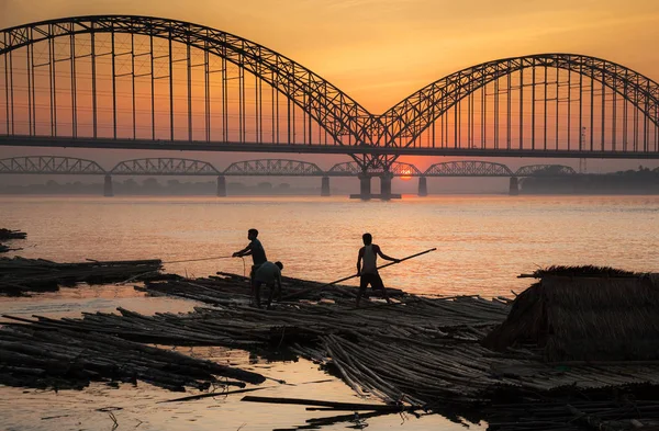 Myanmar. Günbatımı Irawadi nehrinde