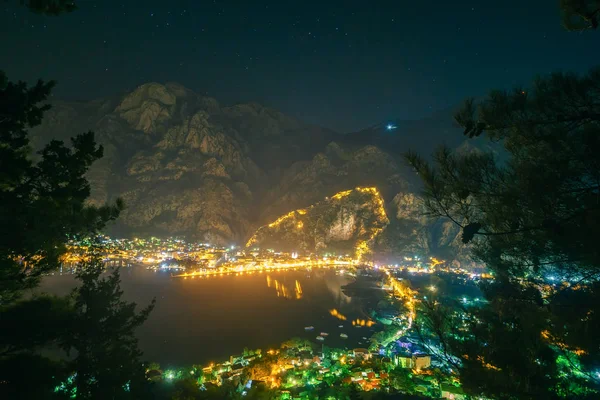 Karadağ 'ın Kotor kentinin gece manzarası.