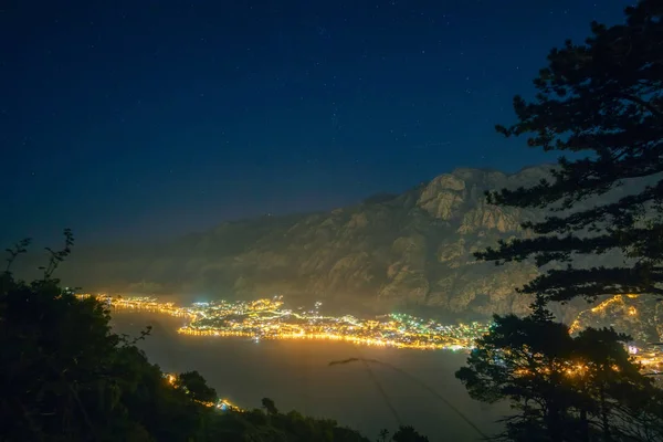 Widok na nocne miasto Kotor, Czarnogóra. Obraz Stockowy