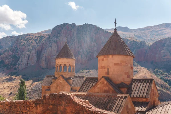 Армения. Монастырь Нораванк на фоне окружающих гор. — стоковое фото