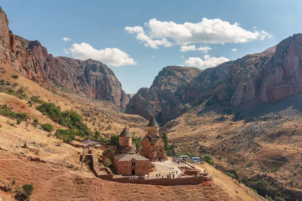 Arménie. Monastère de Noravank à l'arrière-plan des montagnes environnantes. — Photo