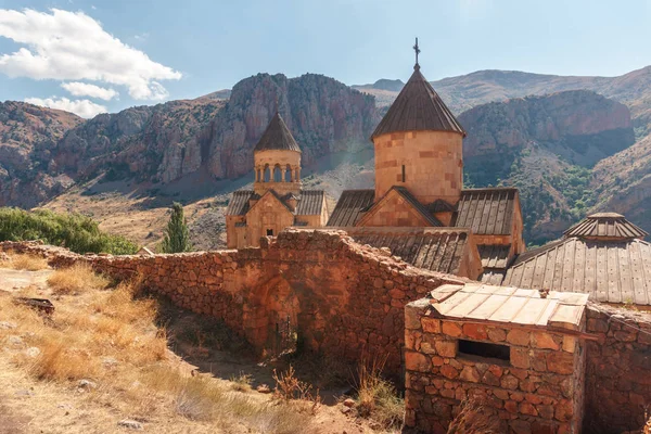Армения. Монастырь Нораванк на фоне окружающих гор. — стоковое фото