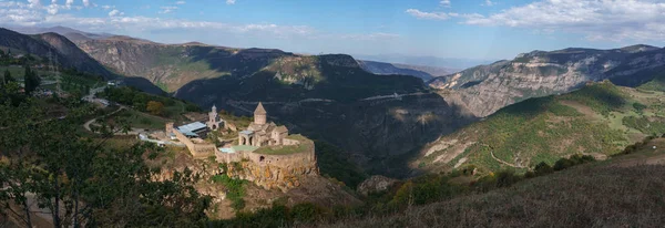 Ermenistan. Muhteşem bir manzaranın arka planına karşı Tatev Manastırı.